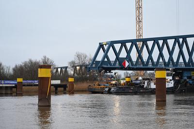Letztes Bauteil der Friesenbr?cke wird eingesetzt.-stock-foto