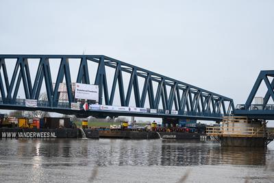 Letztes Bauteil der Friesenbr?cke wird eingesetzt.-stock-foto