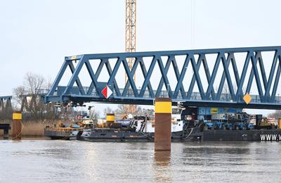 Letztes Bauteil der Friesenbr?cke wird eingesetzt.-stock-foto