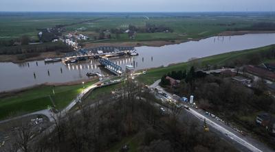 Letztes Bauteil der Friesenbr?cke wird eingesetzt.-stock-foto