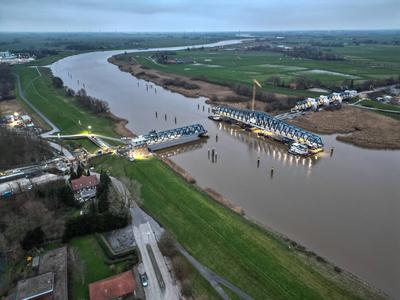 Letztes Bauteil der Friesenbr?cke wird eingesetzt.-stock-foto