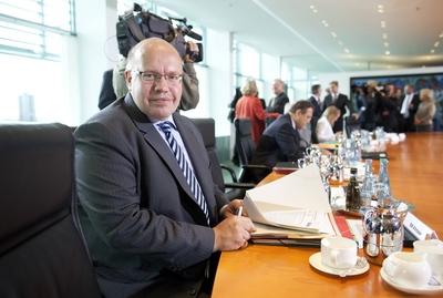 Bundesumweltminister Peter Altmaier CDU vor Beginn einer Kabinettssitzung Berlin Deutschland PUBL-stock-foto