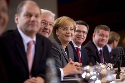 Kabinettssitzung - v.l.n.r.: Arbeitsminister Olaf Scholz (SPD), Au?enminister Frank-Walter Steinmeier (SPD), Bundeskanzl-stock-foto
