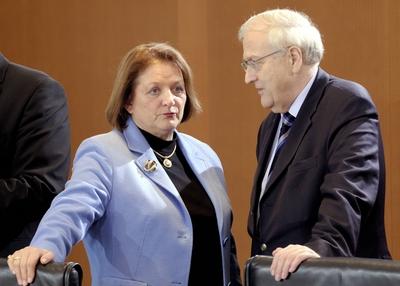 Bildnummer: 53609910  Datum: 09.11.2009  Copyright: imago/Rainer UnkelBundesjustizministerin Sabine LEUTHEUSSER SCHNARRENBERGER und Bundeswirtschaftsminister Rainer BR?DERLE ( beide FDP ) bei der Kabinettsitzung am 09.11.2009 People Politik Kabinett Kabinettsitzung GER kbdig xsk 2009 quer o0 Leutheusser, BerlinBildnummer 53609910 Date 09 11 2009 Copyright Imago Rainer Unkel Federal Justice Minister Sabine Leutheusser Schnarrenberger and German Economics Minister Rainer Br?derle both FDP at the Cabinet meeting at 09 11 2009 Celebrities politics Cabinet Cabinet meeting ger Kbdig xSK 2009 horizontal o0 Leutheusser Berlin-stock-foto