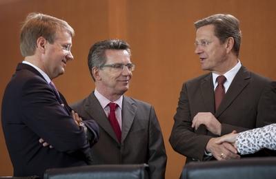 Bildnummer: 56193344  Datum: 29.06.2011  Copyright: imago/Christian ThielDeutschland, Berlin, Bundeskanzleramt, Sitzung des Bundeskabinetts, das Bundeskabinett hat sich in seiner 67. Sitzung unter anderem mit der fortgesetzten Beteiligung deutscher Streitkr?fte an der UNAMID-Mission befasst, Ronald Pofalla, Thomas de Maiziere und Guido Westerwelle, 29.06.2011 People Politik Ger Kabinett Bundeskabinett Sitzung Kabinettssitzung xdp x0x 2011 quer Politik Partei Regierung Minister Kabinett Sitzung  56193344 Date 29 06 2011 Copyright Imago Christian Thiel Germany Berlin Federal Chancellery Meeting the Federal Cabinet the Federal Cabinet has to in his 67 Meeting under others with the continued Participation German Armed forces to the UNAMID Mission seized Ronald Pofalla Thomas de Maizi?re and Guido Westerwelle 29 06 2011 Celebrities politics ger Cabinet Federal Cabinet Meeting Cabinet meeting XDP x0x 2011 horizontal politics Party Government Ministers Cabinet Meeting-stock-photo