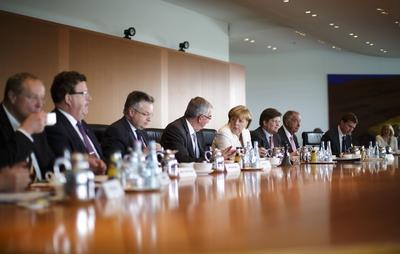 Bundeskanzlerin Angela Merkel, CDU, vor Beginn einer Kabinettssitzung. Berlin, 10.07.2013. Berlin Deutschland PUBLICATI-stock-foto