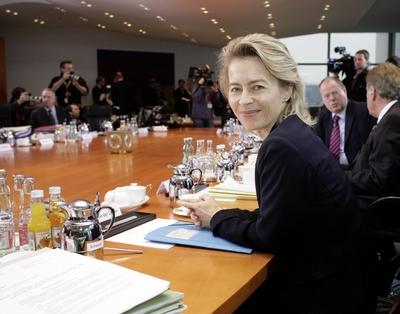 Ursula VON DER LEYEN CDU Bundesfamilienministerin Vor einer Kabinettssitzung Berlin Deutsc-stock-photo