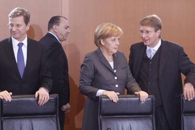 Bildnummer: 53672923  Datum: 16.12.2009  Copyright: imago/Reiner ZensenBerlin, den 16.12.2009 Kabinettssitzung im Bundeskanzleramt Foto: v.l.n.r. Bundesaussenminister Guido Westerwelle, FDP, Bundesbankpr?sident Axel Weber, Bundeskanzlerin Angela Merkel und Kanzleramtsminister Ronald Pofalla, beide CDU. People Politik kbdig xmk 2009 quer Highlight premiumd POLITIKBildnummer 53672923 Date 16 12 2009 Copyright Imago Reiner Zensen Berlin the 16 12 2009 Cabinet meeting in Federal Chancellery Photo V l n r German Foreign Minister Guido Westerwelle FDP Bundesbank President Axel Weber Chancellor Angela Merkel and Chancellery Minister Ronald Pofalla both CDU Celebrities politics Kbdig xmk 2009 horizontal Highlight premiumd politics-stock-photo