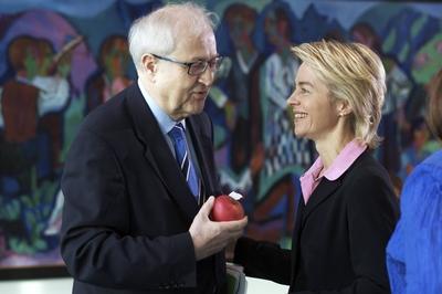 Bildnummer: 54627390  Datum: 10.11.2010  Copyright: imago/Reiner ZensenBerlin, den 10.11.2010 Kabinettssitzung im Bundeskanzleramt Foto: v.l.n.r. Bundeswirtschaftsminister Dr. Rainer Br?derle, FDP und Bundesarbeitsministerin Dr. Ursula von der Leyen, CDU. People Politik GER Kabinettssitzung Bundeskabinett Berlin kbdig xsp xo0x 2010 quer POLITIK POLITICS # HALBE FIGUR GESTIK Bildnummer 54627390 Date 10 11 2010 Copyright Imago Reiner Zensen Berlin the 10 11 2010 Cabinet meeting in Federal Chancellery Photo V l n r German Economics Minister Dr Rainer Br?derle FDP and Federal Minister of Labour Dr Ursula from the Leyen CDU Celebrities politics ger Cabinet meeting Federal Cabinet Berlin Kbdig xsp xo0x 2010 horizontal politics POLITICS # Halbe Figure Gesture-stock-photo