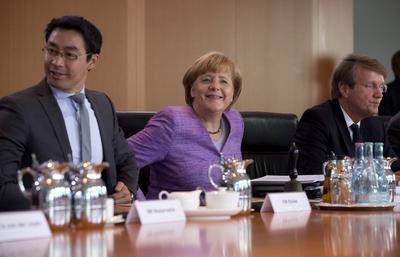 Bildnummer: 59951303  Datum: 03.07.2013  Copyright: imago/Christian ThielDeutschland, Berlin, Bundeskanzleramt, 149. Kabinettssitzung, Wirtschaftsminister Philipp R?sler FDP, Bundeskanzlerin Angela Merkel CDU, Kanzleramtsminister Ronald Pofalla CDU, 03.07.2013 Politik people xas x0x 2013 quer Politik Partei Minister Treffen Kanzleramt Bundeskanzlerin Kabinett  59951303 Date 03 07 2013 Copyright Imago Christian Thiel Germany Berlin Federal Chancellery 149 Cabinet meeting Minister of Economic Affairs Philipp R?sler FDP Chancellor Angela Merkel CDU Chancellery Minister Ronald Pofalla CDU 03 07 2013 politics Celebrities  x0x 2013 horizontal politics Party Ministers Meeting Chancellery Chancellor Cabinet-stock-photo