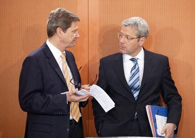 Bundesaussenminister Guido Westerwelle FDP und Bundesumweltminister Norbert Roettgen CDU zu Begi-stock-foto