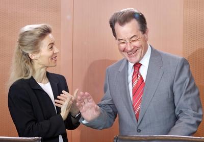 Ursula VON DER LEYEN CDU Bundesfamilienministerin und Franz M?NTEFERING SPD Bundesarbeit-stock-photo