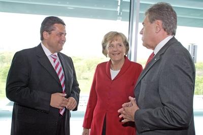 Angela MERKEL Bundeskanzlerin und CDU Vorsitzende begruesst vor Beginn der Kabinettssitzung Sigm-stock-foto