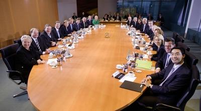 Uebersicht ueber den Kabinettstisch im Bundeskanzleramt Mit Guido WESTERWELLE FDP Thomas de MAIZI-stock-foto