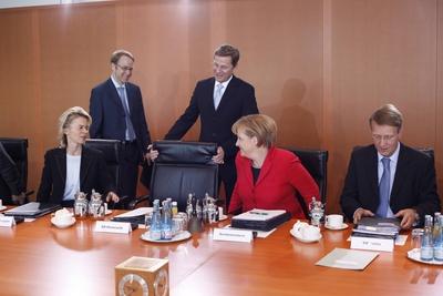 Bildnummer: 54148866  Datum: 16.06.2010  Copyright: imago/Reiner ZensenBerlin, den 16.06.2010 - Bundeskanzleramt Foto: v.l.n.r. Bundesarbeitsministerin Ursula von der Leyen, CDU, Jens Weidmann, Abteilungsleiter Wirtschafts-und Finanzpolitik im Kanzleramt, Bundesau?enminister und Vizekanzler Guido Westerwelle, FDP, Bundeskanzlerin Angela Merkel, CDU und Kanzleramtsminister Ronald Pofalla, CDU, anl?sslich einer Kabinettssitzung im Bundeskanzleramt in Berlin. People Politik GER Regierung Kabinett Kabinettssitzung Minister kbdig xmk 2010 quer HighlightBildnummer 54148866 Date 16 06 2010 Copyright Imago Reiner Zensen Berlin the 16 06 2010 Federal Chancellery Photo V l n r Federal Minister of Labour Ursula from the Leyen CDU Jens Weidmann Department head Economic and Fiscal policy in Chancellery German Foreign Minister and Vice-Chancellor Guido Westerwelle FDP Chancellor Angela Merkel CDU and Chancellery Minister Ronald Pofalla CDU during a Cabinet meeting in Federal Chancellery in Berlin Celebrities politics ger Government Cabinet Cabinet meeting Ministers Kbdig xmk 2010 horizontal Highlight-stock-foto
