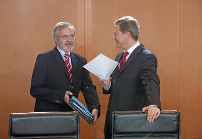 Kabinettsitzung Guido WESTERWELLE r FDP Bundesaussenminister und Werner Hoyer Staatsminister-stock-foto