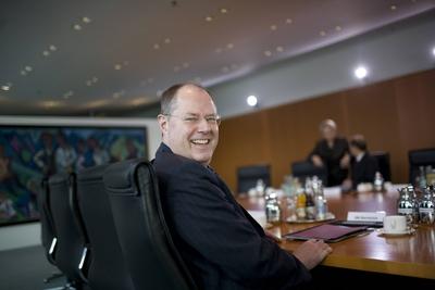 Finanzminister Peer Steinbr?ck (Deutschland/SPD) anl?sslich der  144. Kabinettssitzung in Berlin-stock-foto