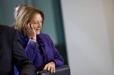 Sabine LEUTHEUSSER SCHNARRENBERGER FDP Bundesjustizministerin telefoniert vor Beginn einer Kab-stock-photo