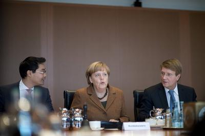 Bildnummer: 60603914  Datum: 16.10.2013  Copyright: imago/IPONPhilipp R?sler, Angela Merkel, Ronald Pofalla DEU, Deutschland, Germany, Berlin, 16.10.2013 Philipp R?sler , Bundeswirtschaftsminister und Vizekanzler FDP, Angela Merkel, Bundeskanzlerin und Bundesvorsitzende der CDU, und Ronald Pofalla, Chef des Bundeskanzleramtes CDU (v.l.n.r.), vor der Kabinettsitzung im Berliner Kanzleramt. Kabinettsitzung, Kabinettssitzung, Bundeskanzleramt, Kabinett, Bundeskabinett, Bundespolitik, Deutsche Politik, Politiker, QF Querformat, 2013, R?sler Philipp R?sler, Federal Minister of the Economy and vice chancellor FDP, Angela Merkel, Chancellor and leader of the CDU, and Ronald Pofalla, head of the Chancellor office CDU, (f.l.t.r.), at a cabinet meeting at the chancellor office in Berlin. Politics, Germany, political, Politician People Politik x0x xkg 2013 quer premiumd Philipp R?sler Angela Merkel Ronald Pofalla Kabinettssitzung Kabinettsitzung Bundeskanzleramt Kabinett Bundeskabinett Bundespolitik Deutsche Politik Politiker QF Querformat 2013 R?sler Politics Germany political Politician  60603914 Date 16 10 2013 Copyright Imago  Philipp R?sler Angela Merkel Ronald Pofalla DEU Germany Germany Berlin 16 10 2013 Philipp R?sler German Economics Minister and Vice-Chancellor FDP Angela Merkel Chancellor and Federal Chairman the CDU and Ronald Pofalla Boss the Federal Chancellery CDU V l n r before the Cabinet meeting in Berlin Chancellery Cabinet meeting Cabinet meeting Federal Chancellery Cabinet Federal Cabinet Federal politics German politics Politicians QF Landscape 2013 R?sler Philipp R?sler Federal Ministers of The Economy and Vice Chancellor FDP Angela Merkel Chancellor and Leader of The CDU and Ronald Pofalla Head of The Chancellor Office CDU F l T r AT a Cabinet Meeting AT The Chancellor Office in Berlin POLITICS Germany Political politician Celebrities politics x0x xkg 2013 horizontal premiumd Philipp R?sler Angela Merkel Ronald Pofalla Cabinet meeting Cabinet meeting Federal Chancellery Cabinet Federal Cabinet Federal politics German politics Politicians QF Landscape 2013 R?sler POLITICS Germany Political politician-stock-photo