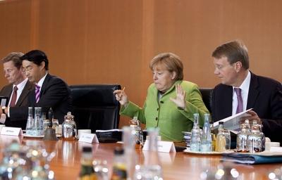 Bildnummer: 56193350  Datum: 29.06.2011  Copyright: imago/Christian ThielDeutschland, Berlin, Bundeskanzleramt, Sitzung des Bundeskabinetts, das Bundeskabinett hat sich in seiner 67. Sitzung unter anderem mit der fortgesetzten Beteiligung deutscher Streitkr?fte an der UNAMID-Mission befasst, Guido Westerwelle, Philipp R?sler, Angela Merkel, Ronald Pofalla, 29.06.2011 People Politik Ger Kabinett Bundeskabinett Sitzung Kabinettssitzung xdp x0x 2011 quer Politik Partei Regierung Minister Kabinett Sitzung  56193350 Date 29 06 2011 Copyright Imago Christian Thiel Germany Berlin Federal Chancellery Meeting the Federal Cabinet the Federal Cabinet has to in his 67 Meeting under others with the continued Participation German Armed forces to the UNAMID Mission seized Guido Westerwelle Philipp R?sler Angela Merkel Ronald Pofalla 29 06 2011 Celebrities politics ger Cabinet Federal Cabinet Meeting Cabinet meeting XDP x0x 2011 horizontal politics Party Government Ministers Cabinet Meeting-stock-photo