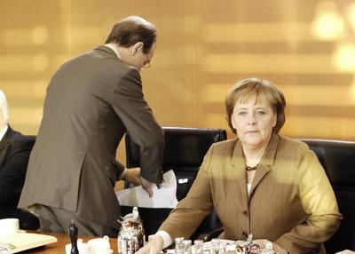 Bundeskanzlerin Angela Merkel (GER/CDU) und Franz M?ntefering (GER/SPD/Bundesarbeitsminister GER) w?hrend einer Kabinett-stock-foto