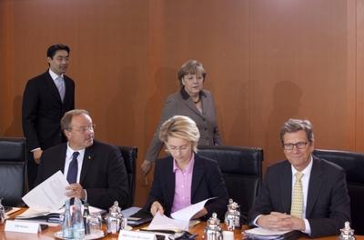 Bildnummer: 58347076  Datum: 25.04.2012  Copyright: imago/Christian ThielDeutschland, Berlin, Bundeskanzleramt, 100. Kabinettssitzung, Philipp R?sler, Dirk Niebel, Ursula von der Leyen, Angela Merkel, Guido Westerwelle, 25.04.2012 People Politik x0x xkg 2012 quer Politik Partei Minister Treffen Kanzleramt Bundeskanzlerin Kabinett  58347076 Date 25 04 2012 Copyright Imago Christian Thiel Germany Berlin Federal Chancellery 100 Cabinet meeting Philipp R?sler Dirk Niebel Ursula from the Leyen Angela Merkel Guido Westerwelle 25 04 2012 Celebrities politics x0x xkg 2012 horizontal politics Party Ministers Meeting Chancellery Chancellor Cabinet-stock-photo