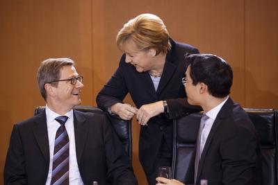 Vlnr Bundesaussenminister Guido Westerwelle FDP Bundeskanzlerin Angela Merkel CDU und Philipp-stock-foto