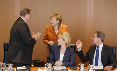 Vlnr Bundesentwicklungsminister Dirk Niebel FDP Bundeskanzlerin Angela Merkel CDU Bundesarbeit-stock-foto