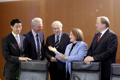 Bildnummer: 53609922  Datum: 09.11.2009  Copyright: imago/Rainer UnkelBundesgesundheitsminister Philipp R?SLER , FDP , Bundesverkehrsminister Peter RAMSAUER , CSU , Bundeswirtschaftsminister Rainer BR?DERLE , FDP , Bundesjustizministerin Sabine LEUTHEUSSER-SCHNARRENBERGER , FDP , und Entwicklungshilfeminister Dirk NIEBEL , FDP , bei der Kabinettsitzung am 09.11.2009 People Politik Kabinett Kabinettsitzung GER kbdig xsk 2009 quer o0 BerlinBildnummer 53609922 Date 09 11 2009 Copyright Imago Rainer Unkel Federal Health Minister Philipp R?sler FDP Federal Transport Minister Peter Ramsauer CSU German Economics Minister Rainer Br?derle FDP Federal Justice Minister Sabine Leutheusser Schnarrenberger FDP and Development Aid Minister Dirk Niebel FDP at the Cabinet meeting at 09 11 2009 Celebrities politics Cabinet Cabinet meeting ger Kbdig xSK 2009 horizontal o0 Berlin-stock-foto