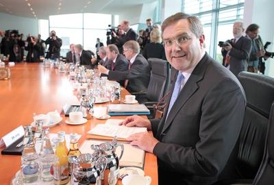 Franz Josef JUNG CDU Bundesverteidigungsminister Federal Minister of Defence vor einer Kabin-stock-foto