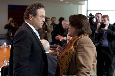 Bildnummer: 56286898  Datum: 16.11.2011  Copyright: imago/Reiner ZensenBerlin, den 16.11.2011 83. Kabinettsitzung im Bundeskanzleramt Foto: Bundesinnenminister Hans-Peter Friedrich, CSU und Bundesjustizministerin Sabine Leutheusser-Schnarrenberger, FDP. x0x Politik People GER xng 2011 quer POLITIK POLITICS HALBE FIGUR GESTIK  56286898 Date 16 11 2011 Copyright Imago Reiner Zensen Berlin the 16 11 2011 83 Cabinet meeting in Federal Chancellery Photo Federal Interior Minister Hans Peter Friedrich CSU and Federal Justice Minister Sabine Leutheusser Schnarrenberger FDP x0x politics Celebrities ger xng 2011 horizontal politics POLITICS Halbe Figure Gesture-stock-photo