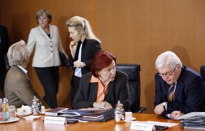 V.l.n.r.: Annette Schavan (CDU/Bundesbildungsministerin), Bundeskanzlerin Angela Merkel (CDU), Ursula von der Leyen (CDU-stock-foto
