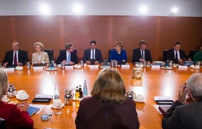Berlin, Die Kabinettsmitglieder um Bundeskanzlerin Angela Merkel (CDU) sitzen am Mittwoch (20.11.13) im Bundeskanzleram-stock-foto