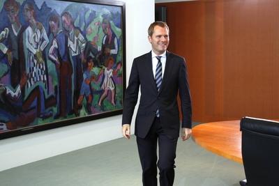 Bildnummer: 56286911  Datum: 16.11.2011  Copyright: imago/Reiner ZensenBerlin, den 16.11.2011 83. Kabinettsitzung im Bundeskanzleramt Foto: Bundesgesundheitsminister Daniel Bahr, FDP. x0x Politik People GER xng 2011 quer premiumd POLITIK POLITICS HALBE FIGUR GESTIK  56286911 Date 16 11 2011 Copyright Imago Reiner Zensen Berlin the 16 11 2011 83 Cabinet meeting in Federal Chancellery Photo Federal Health Minister Daniel BAHR FDP x0x politics Celebrities ger xng 2011 horizontal premiumd politics POLITICS Halbe Figure Gesture-stock-photo