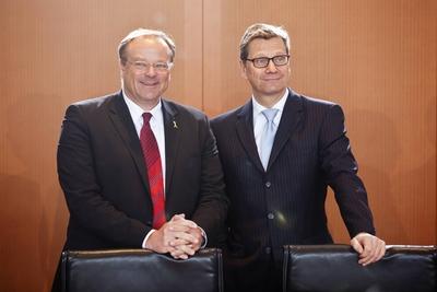 Bundesentwicklungsminister Dirk Niebel l FDP und Bundesaussenminister Guido Westerwelle FDP vo-stock-foto
