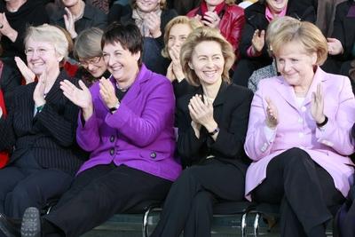 Bundeskanzlerin Angela Merkel (re., Deutschland/CDU), Familienministerin Ursula von der Leyen (2.v.re., Deutschland/CDU-stock-foto