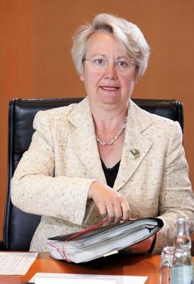 Annette SCHAVAN CDU Bundesbildungsministerin vor Beginn der Kabinettssitzung Berlin 18 04-stock-foto