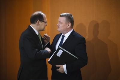Christian Schmidt L CSU Bundeslandwirtschaftsminister und Hermann Groehe CDU Bundesministerge-stock-foto