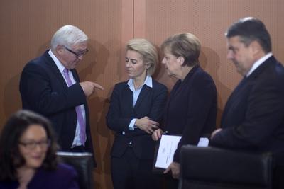 Bilder des Tages Leyen Steinmeier Gabriel Merkel Kabinettssitzung DEU Deutschland Germany Ber-stock-photo