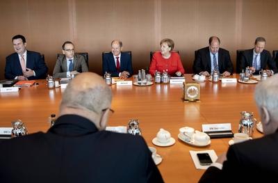 Bundeskanzlerin Angela Merkel CDU 3 v r vor der Kabinettssitzung am 30 05 2018 in Berlin zusammen-stock-foto