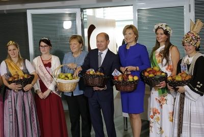 Bundeskanzlerin Angela Merkel Olaf Scholz Vizekanzler Julia Kl?ckner Bundesministerin f?r Ern?hr-stock-foto