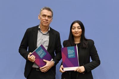 Frank Kalter, Reem Alabali-Radovan-stock-foto
