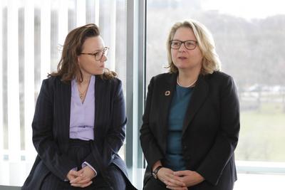 Michelle Muentefering, SPD, Staatsministerin im Auswaertigen Amt und Svenja Schulze, Bundesministerin fuer Umwelt, Natu-stock-foto