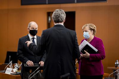 (R-L) Angela Merkel, Bundeskanzlerin, Andreas Scheuer, Bundesminister fuer Verkehr und digitale Infrastruktur, und Olaf-stock-photo
