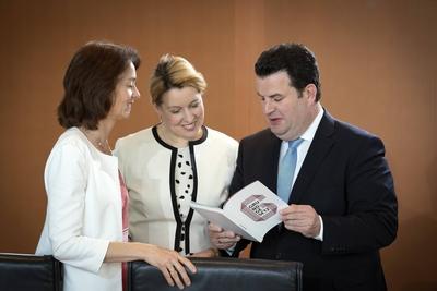 News Bilder des Tages V.L. Bundesjustizministerin Katarina Barley, SPD, Bundesfamilienministerin Franziska Giffey, SPD,-stock-photo