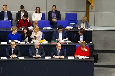 Bundeskanzlerin Angela Merkel unten R und andere Minister auf der Regierungsbank waehrend der 89-stock-foto