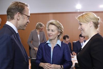 Jens Weidmann Praesident Deutsche Bundesbank Ursula von der Leyen Bundesministerin der Verteidig-stock-foto