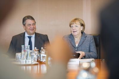Sitzung des Bundeskabinetts in Berlin Bundeskanzlerin Angela Merkel CDU und Bundeswirtschaftsminis-stock-photo