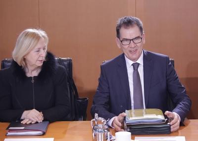 Johanna Wanka Bundesministerin f?r Bildung und Forschung Gerd M?ller Bundesminister f?r wirtschaf-stock-foto