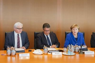 Vlnr Bundesaussenminister Frank Walter Steinmeier SPD Sigmar Gabriel SPD Vizekanzler und Bunde-stock-foto